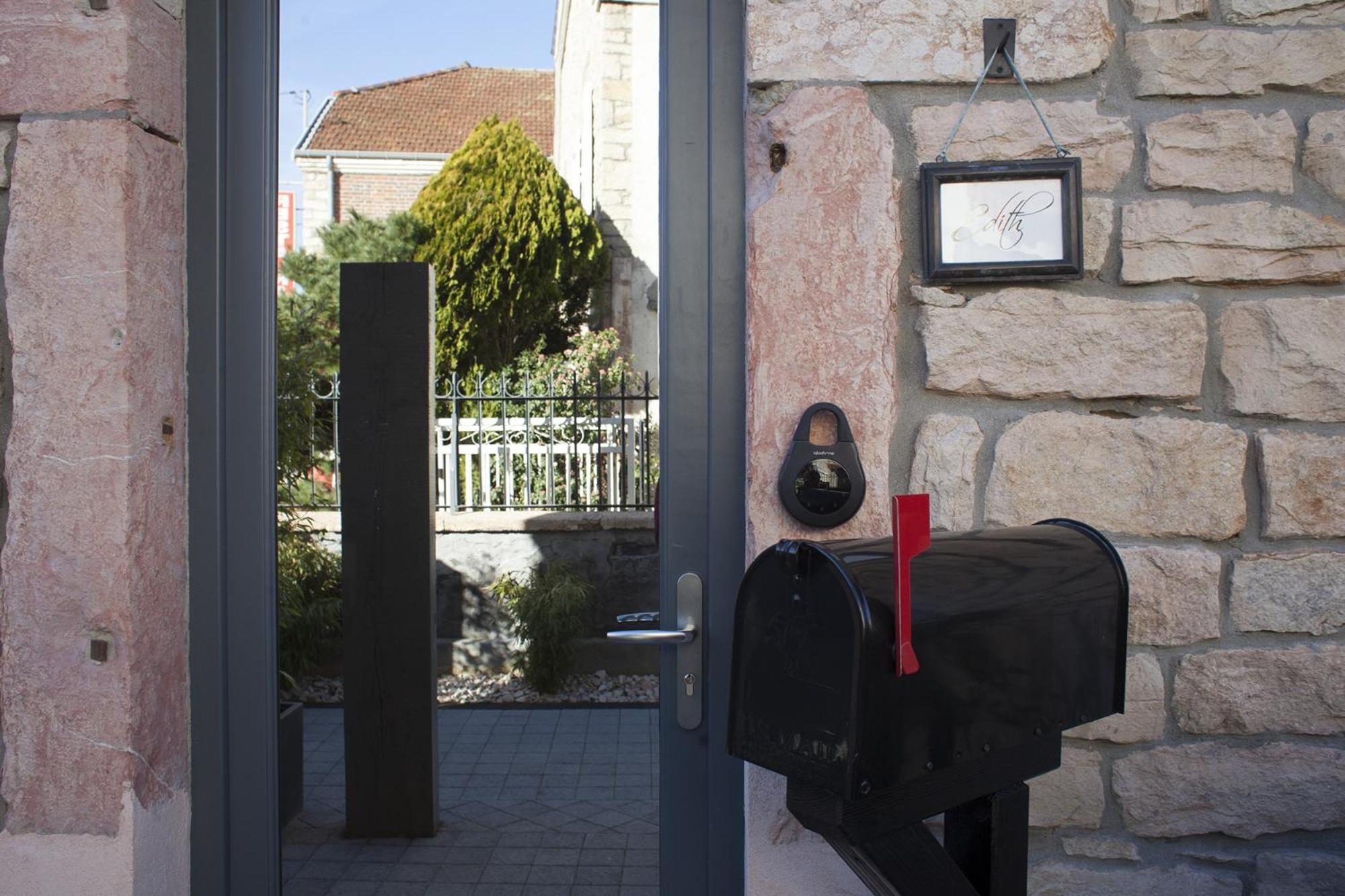 Appart Hotel Eugenie Louhans Esterno foto